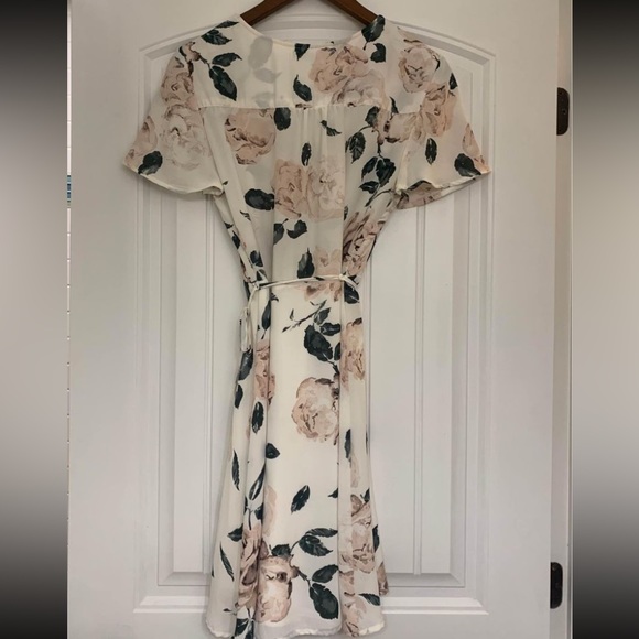 Dynamite floral wrap dress - Picture 2 of 3